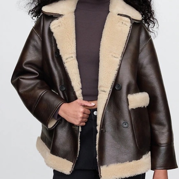 GAP Jackets & Blazers - GAP REVERSIBLE RECYCLED VEGAN LEATHER SHERPA JACKET IN BEIGE/BROWN - M